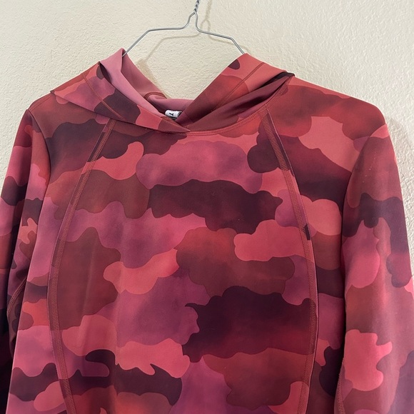 Athleta Pinnacle Cropped Hoodie Mantra Print Red Camo Women’s Size Small Nylon - Picture 5 of 11